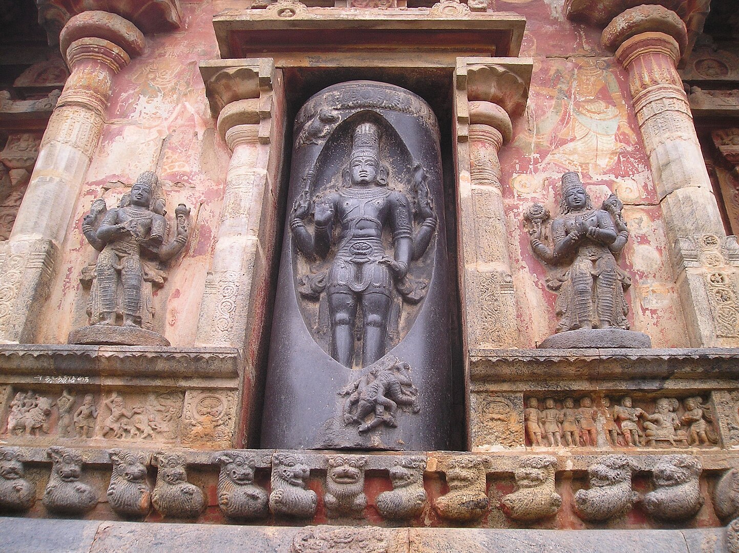Shiva est représenté s'élevant du Lingam avec Brahma à gauche et Vishnu à droite. Par Ssriram mt - travail personnel, CC BY-SA 3.0