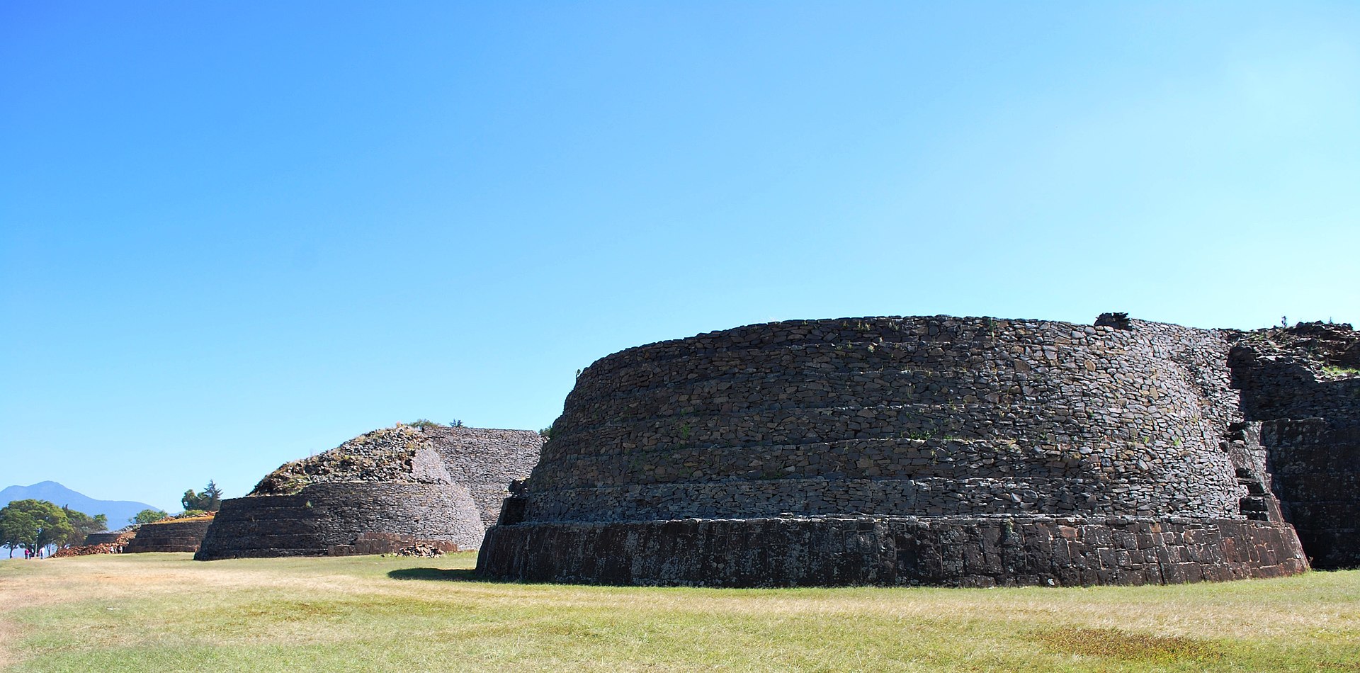 Pyramide yacata à Tzintzuntzan, Michoácan, Mexique, capitale des Purhépechas. Thelmadatter - travail personnel CC BY-SA 3.0