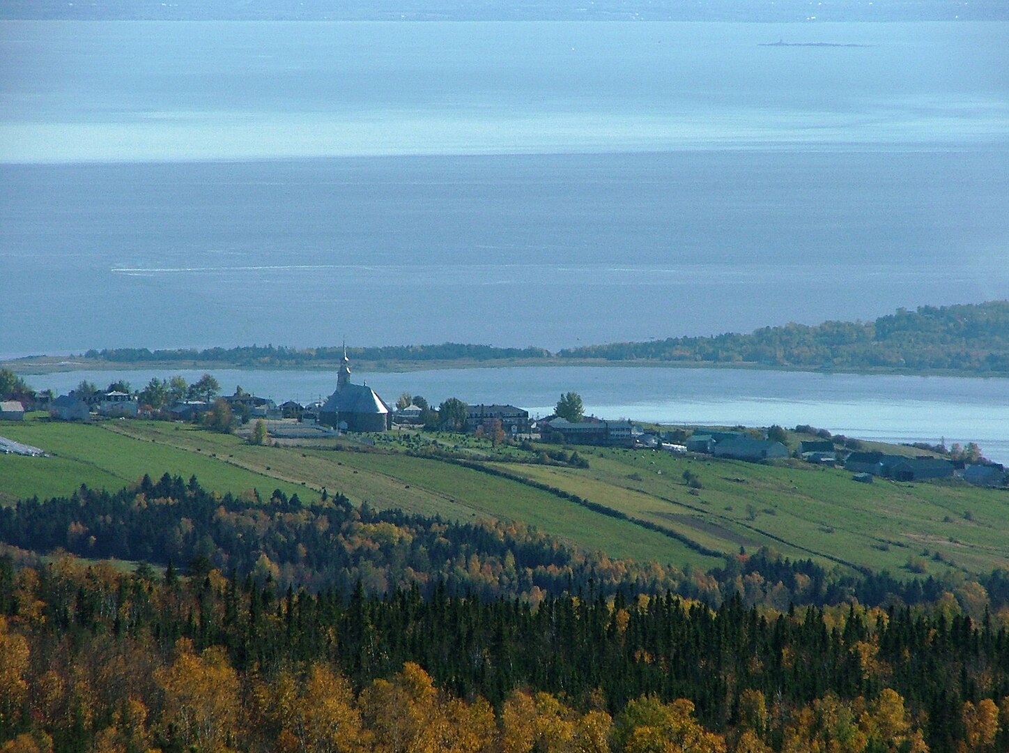Les Éboulements, en Charlevoix, Québec, où se trouvait la seigneurie de Pierre Tremblay fils. Par Malagauche — Travail personnel, CC BY-SA 3.0