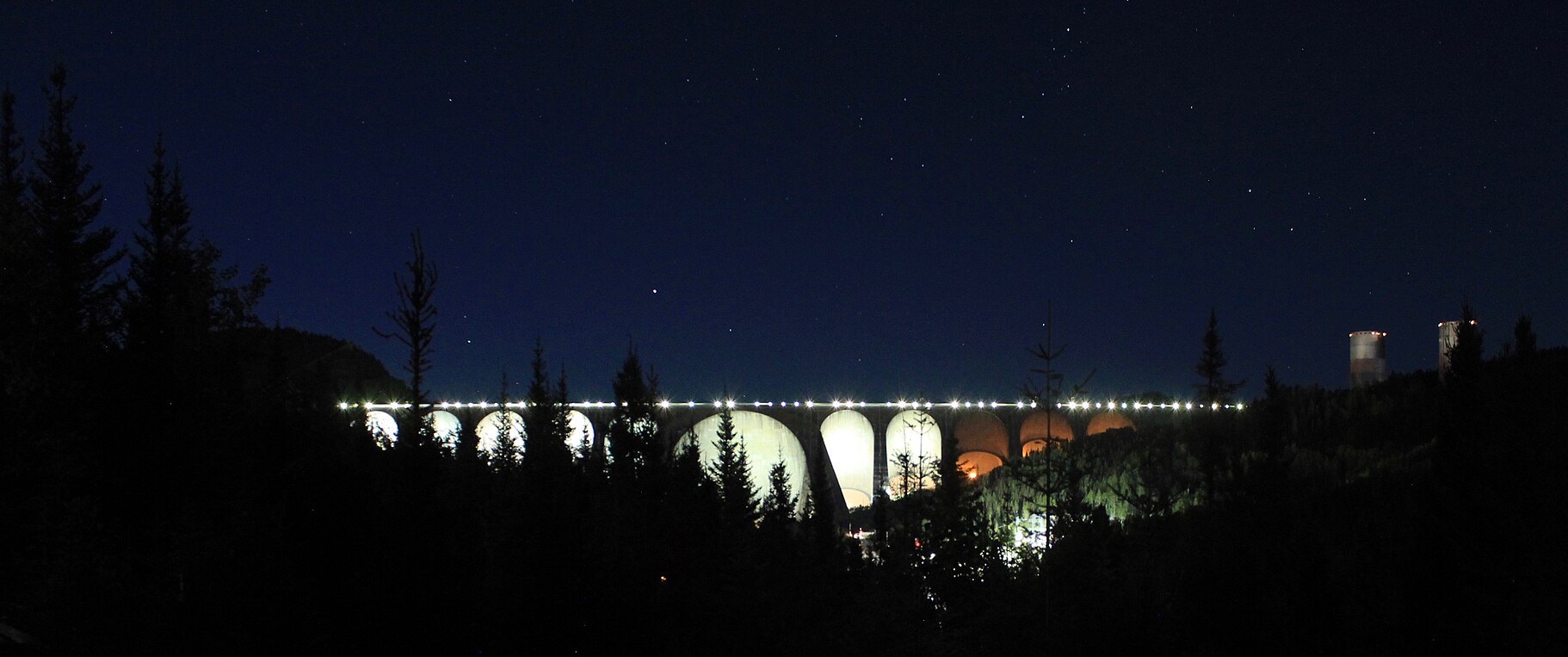 La barrage Daniel-Johnson à Manic-5, éclairé la nuit. Par Calvin411 • CC BY-SA 4.0


