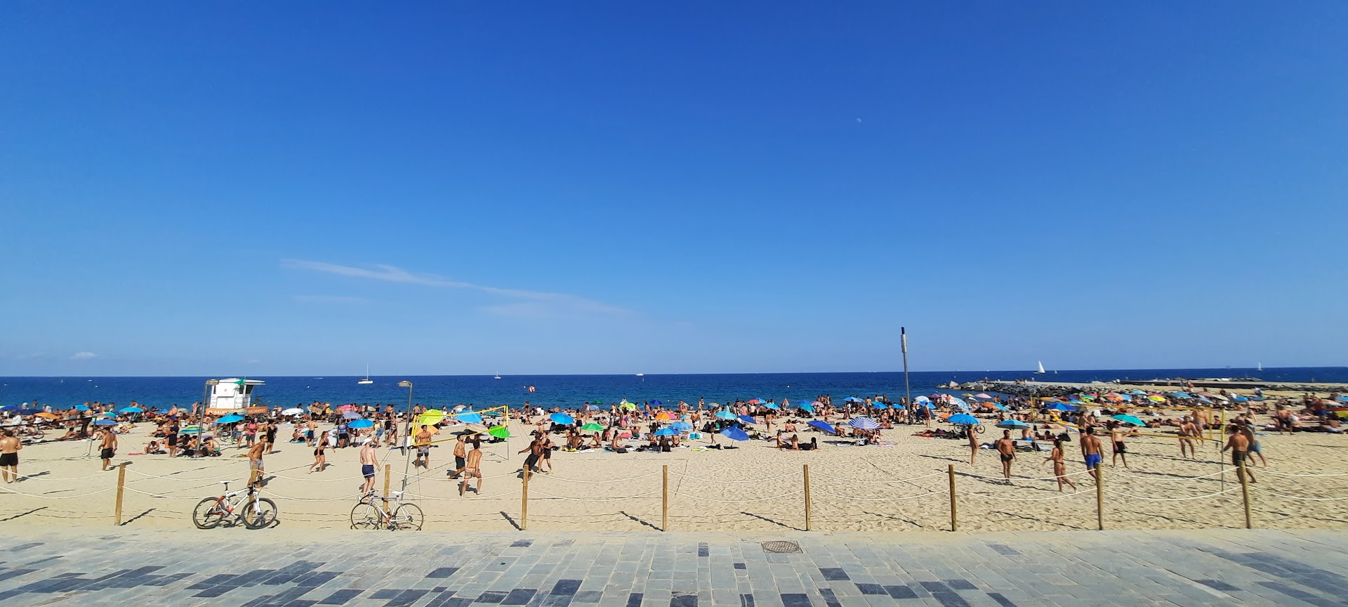 La plage del Botatell, quartier de Poblenou, Barcelone. Photo © Daniel Desjardins