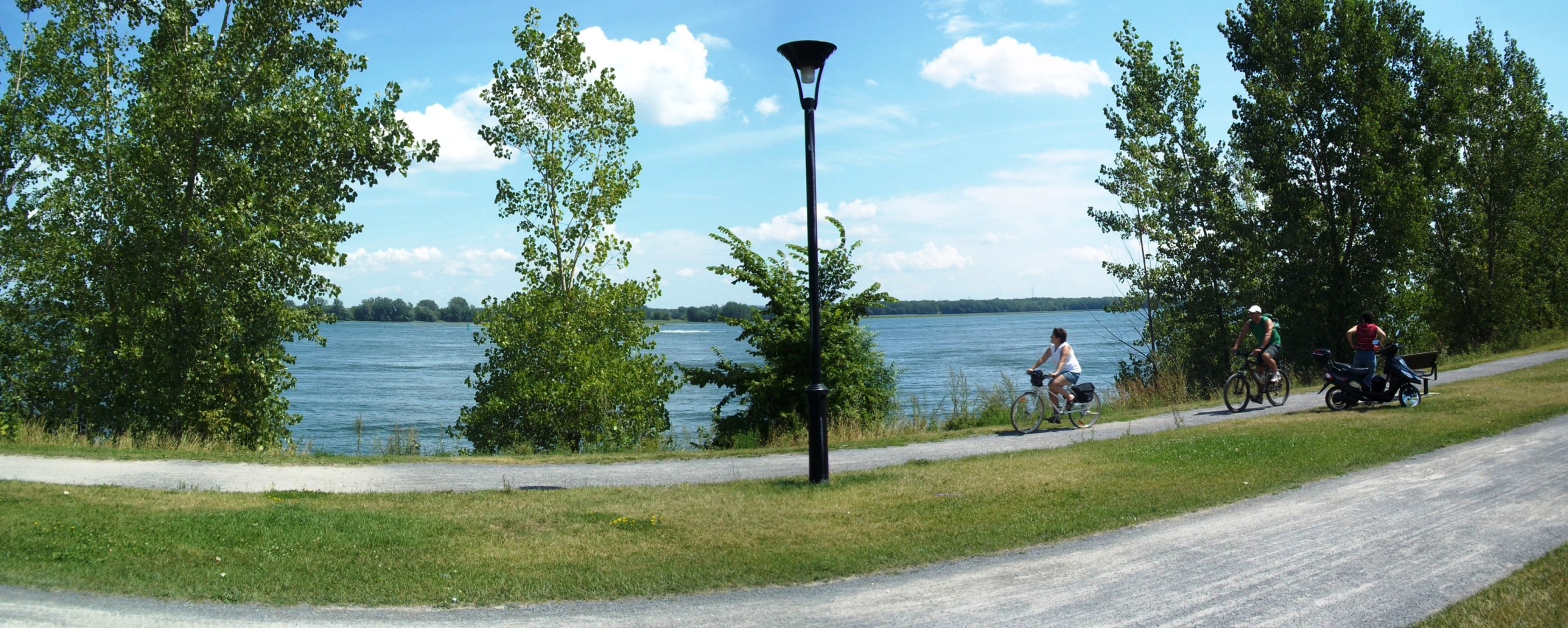 Le fleuve Saint-Laurent le long du parc de la Promenade Bellerive