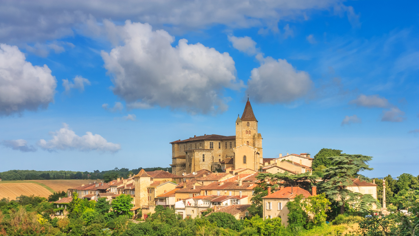 Le village de Lavardens dans le Gers, au coeur de la Gascogne. © iStock / rustamank