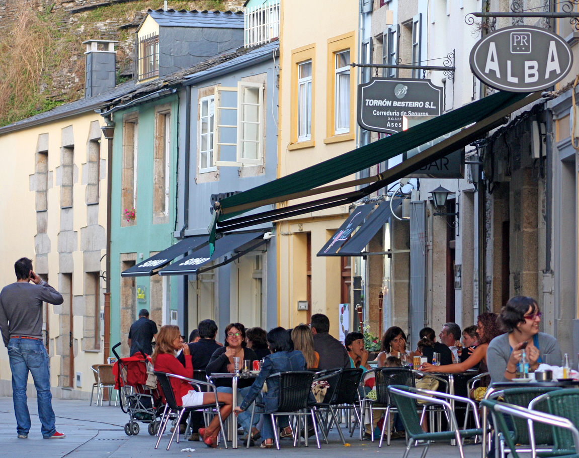 Terrasse d'un café dans la ville de Lugo, en Galice. Un des endroits où l'on peut entendre parler le galicien. © iStock / Mercedes Rancaño Otero