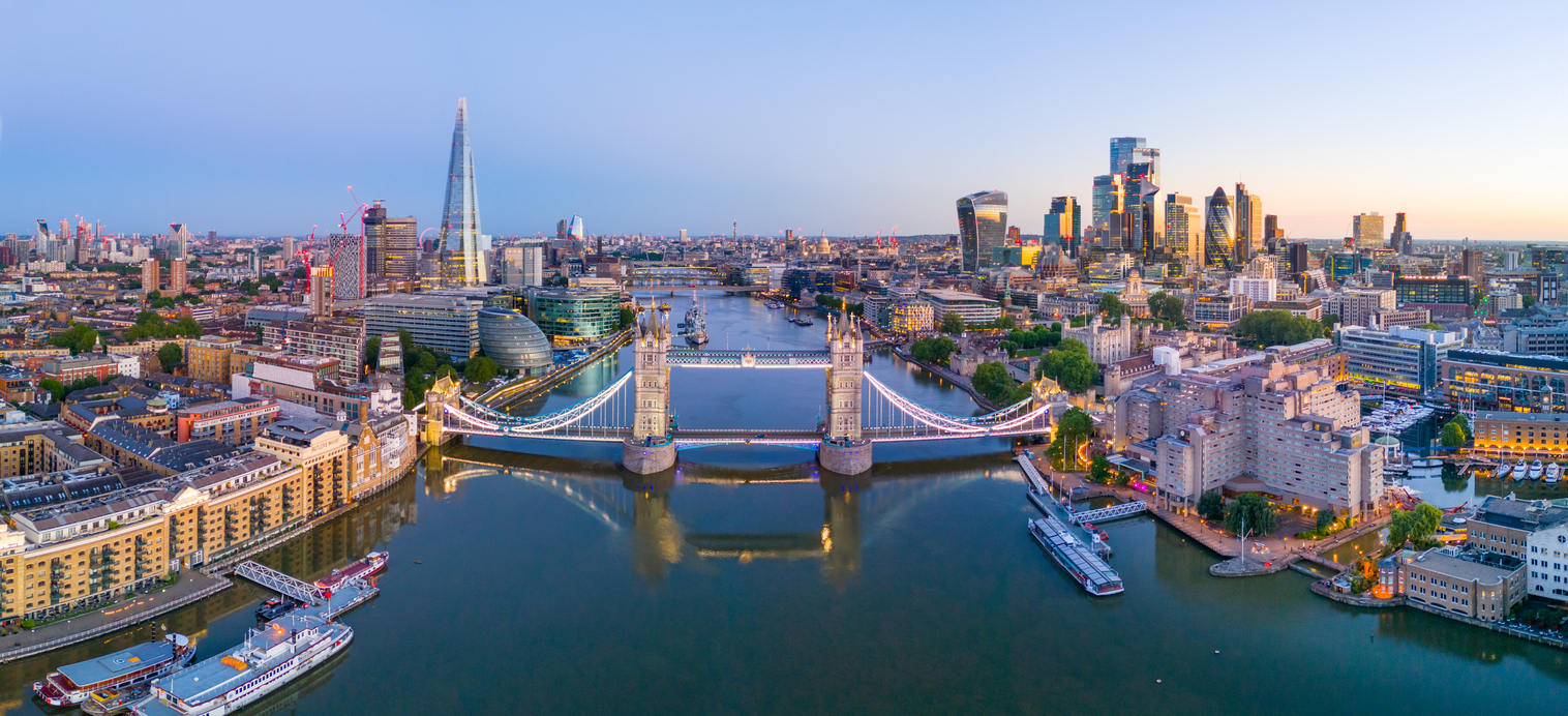 Vue aérienne panoramique du Tower Bridge et de la City de Londres au crépuscule | © iStock / Deejpilot