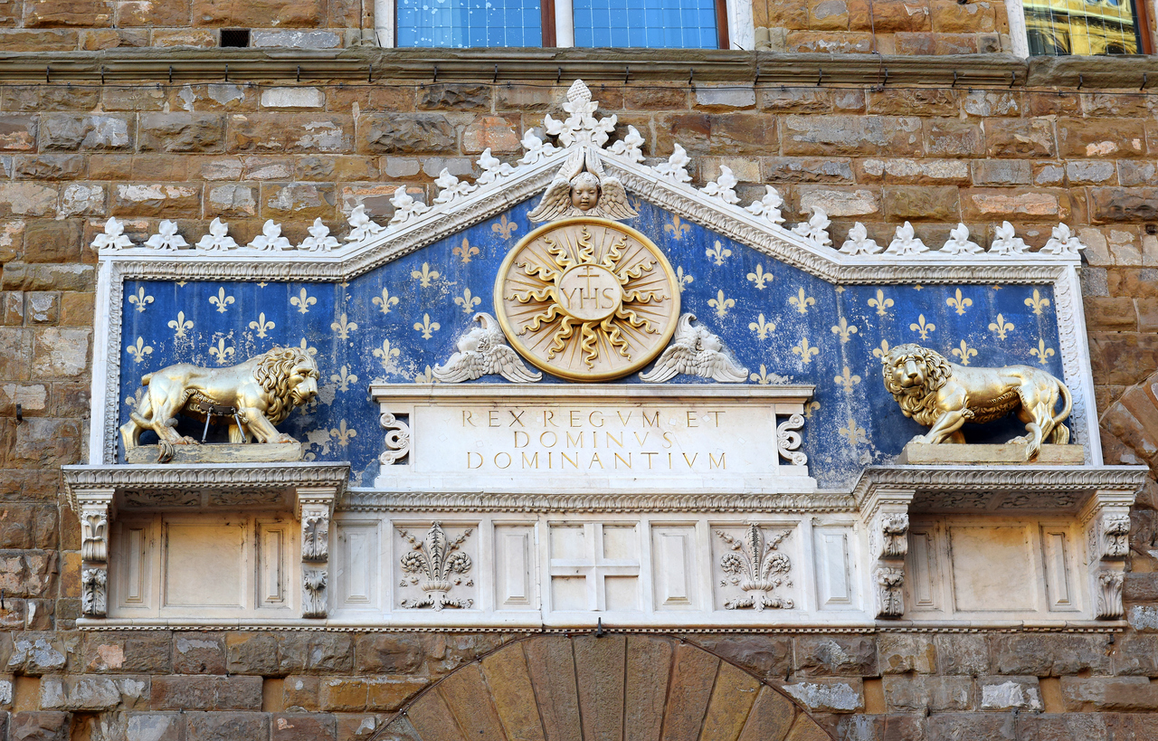 Fronton au-dessus du portail principal du Palazzo Vecchio, où se trouvait le cabinet de travail de François Ier de Médicis. © iStock / irisphoto2