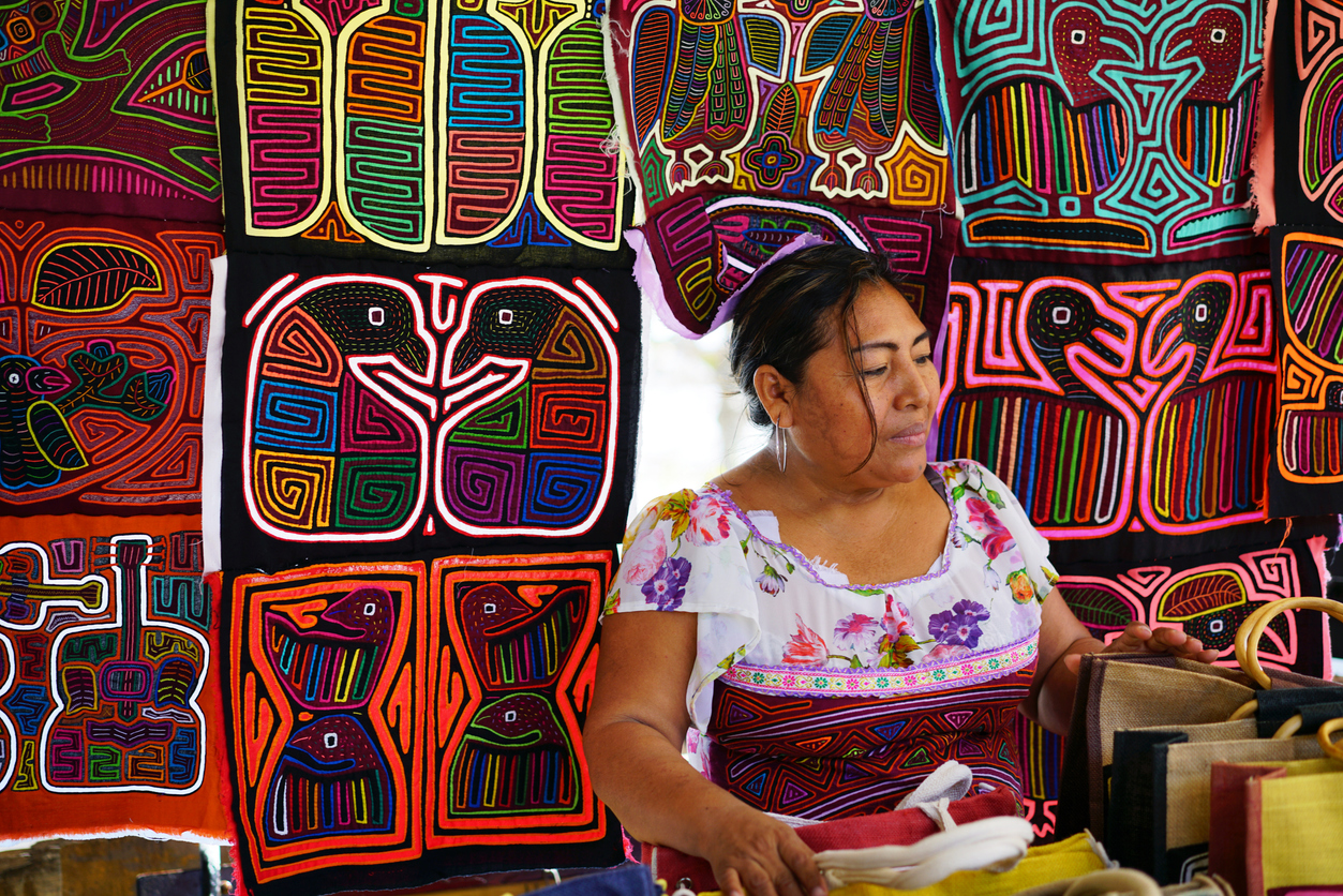 Les Gunas du Panamá et leurs molas. iStock / DavorLovincic 