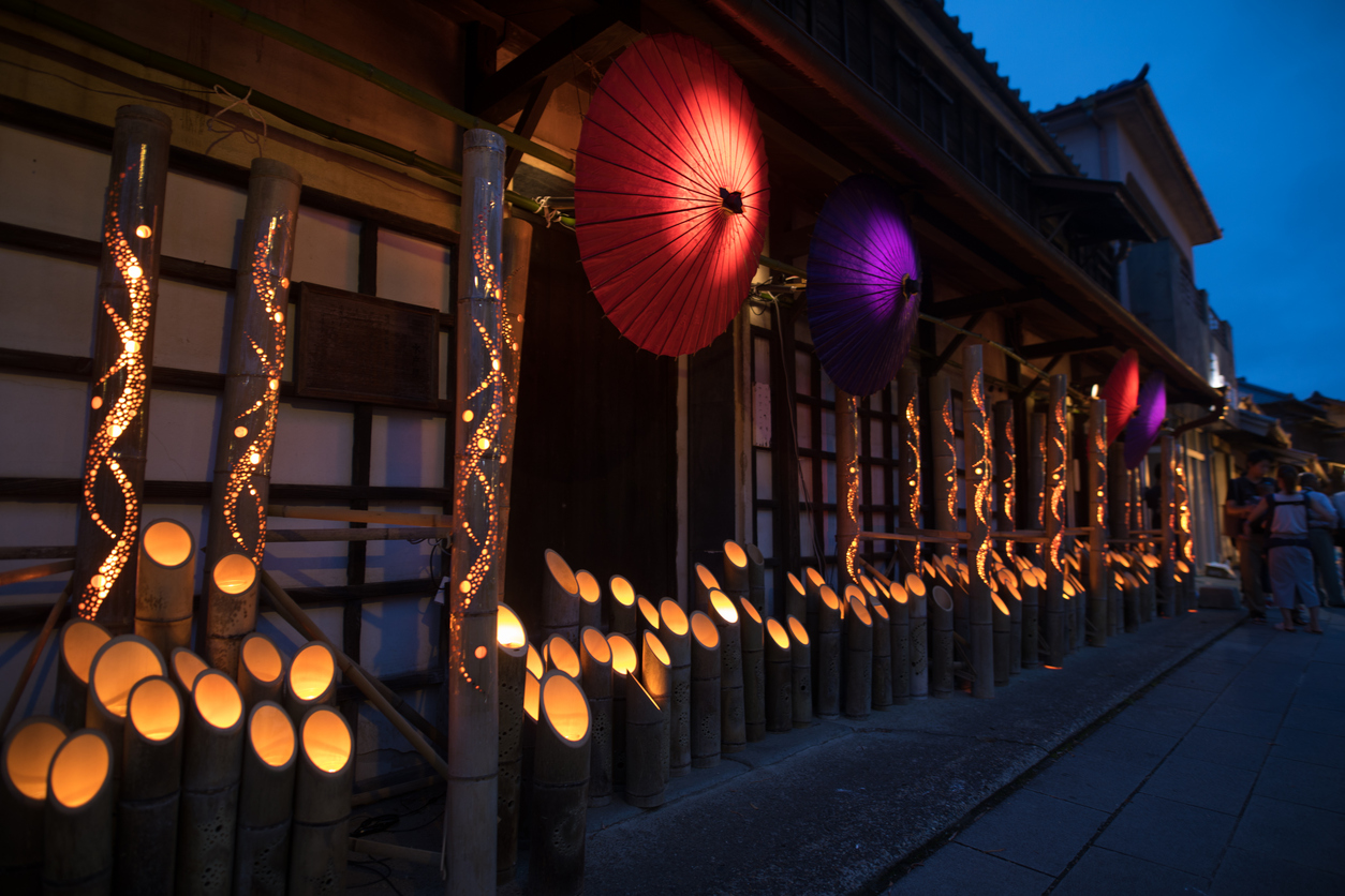Veilleuses de bambou et parapluies de papier lors de la nuit d'O-Bon © iStock / Satoshi-K