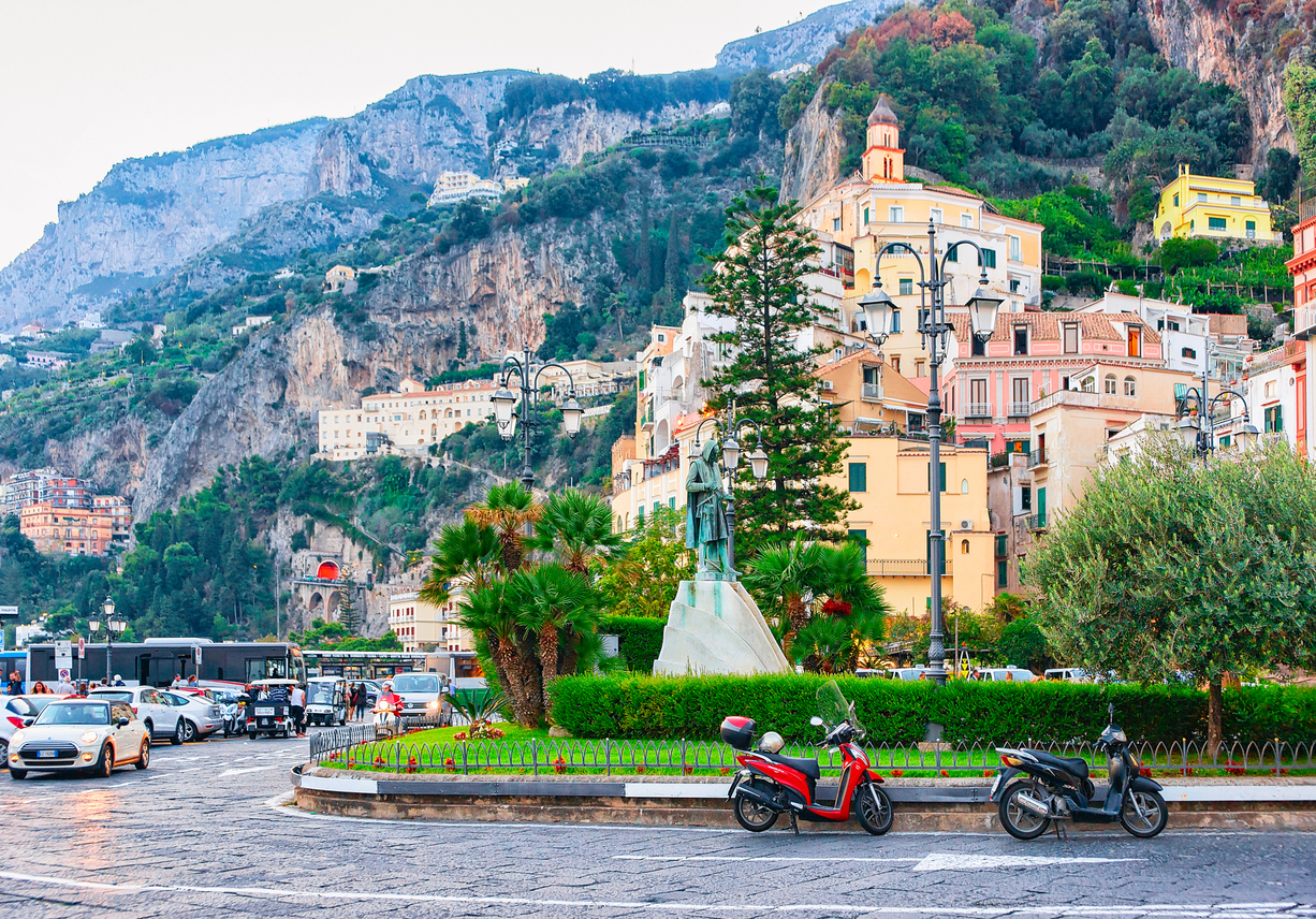 La côte amalfitaine à moto, vertigineuse et colorée