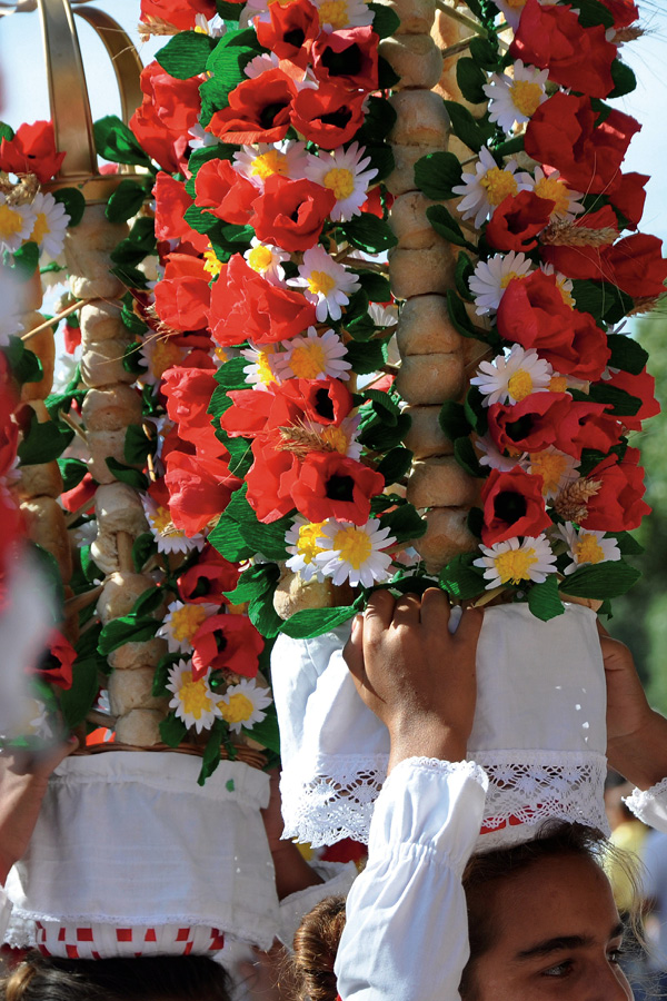 Festa_dos_tabuleiros_(Tomar%2c_Portugal)_-_Cortejo_dos_Rapazes.TIF
