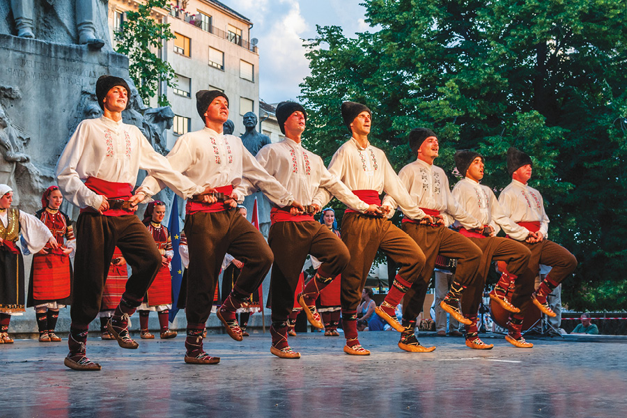 dancers-545315.tif