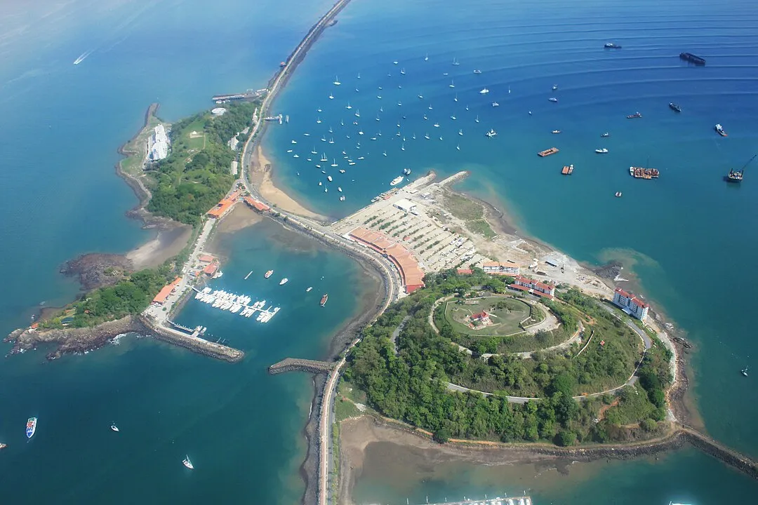 L'isla Perico et l'isla Naos. Par Ayaita — Travail personnel, CC BY 3.0, https://commons.wikimedia.org/w/index.php?curid=19371931