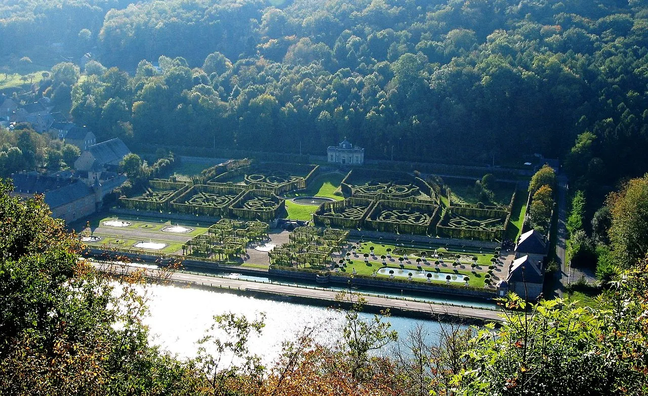 La rive gauche de la Meuse entre Dinant et Hastière (Belgique) – le château de Freÿr (Waulsort) et ses jardins (XVII/XVIIIe siècle) vus depuis la route Anseremme-Beauraing. Photo Jean-Pol GRANDMONT CC BY 2.5
