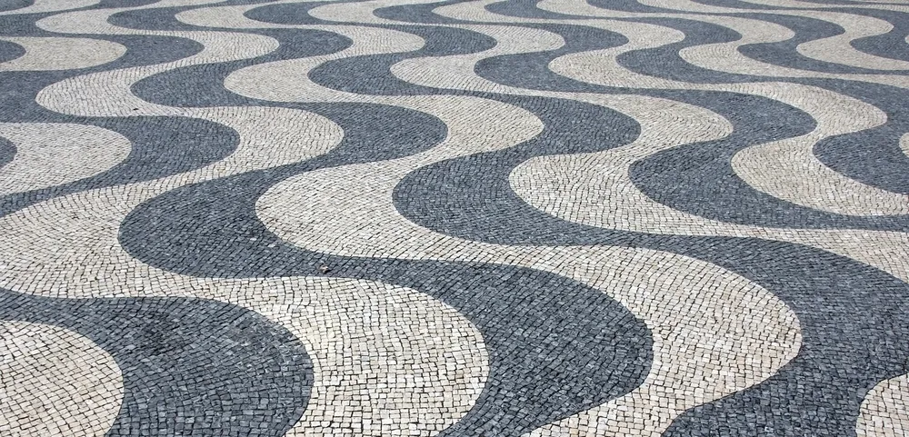 La calçada portuguesa  
©Dreamstime.com/Hieronymusukkel  
