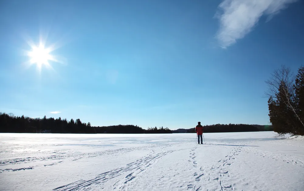 Sur un lac gelé dans Lanaudière  
©iStockphoto.com/Nicolas McComber  
