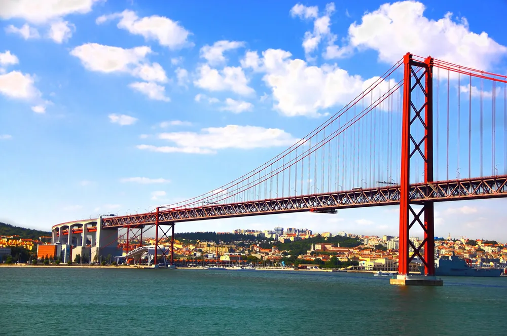 L’entrée à Lisbonne, par le Ponte 25 de Abril  | © Dreamstime.com/Mfron