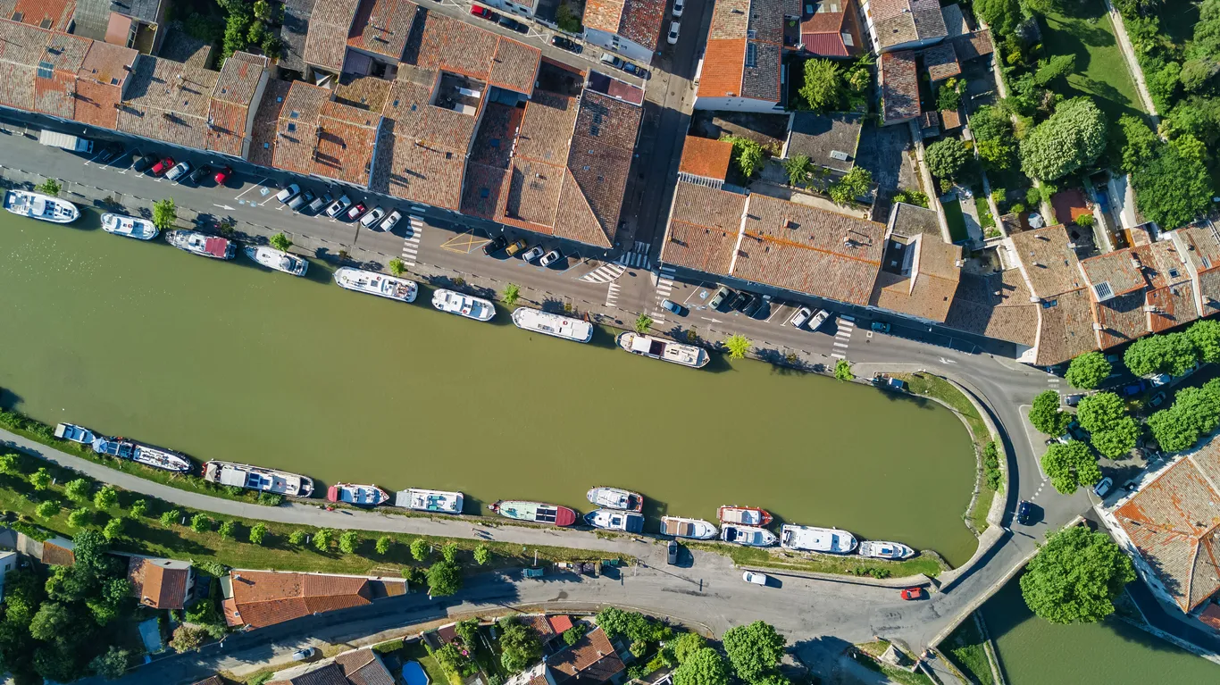 Vue aérienne de Castelnaudary, dans l'Aude, région Occitanie © iStock / JaySi