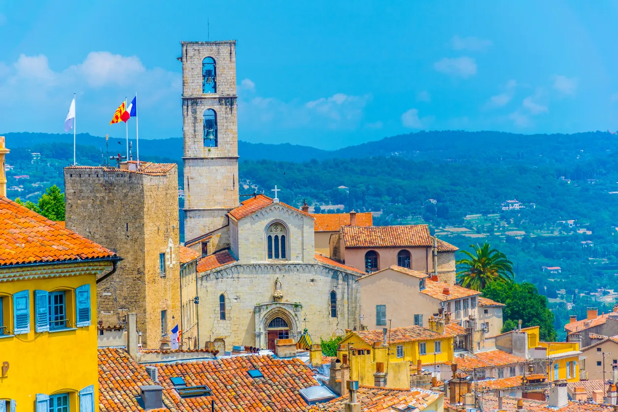 Grasse, sa cathédrale et son hôtel de ville © iStock / trabantos