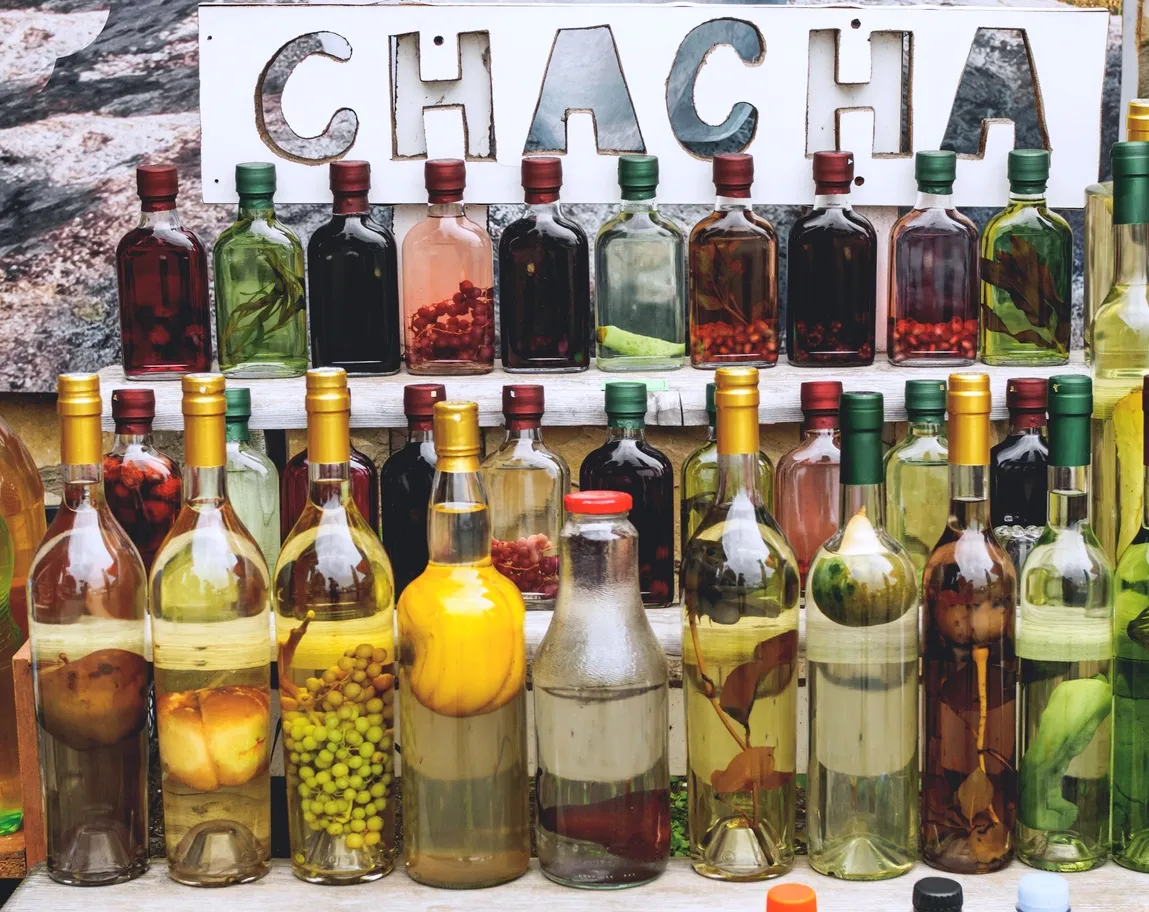 Bouteilles de chacha aromatisé aux fruits ou aux herbes en vitrine en Géorgie. © iStock / LightFieldStudios