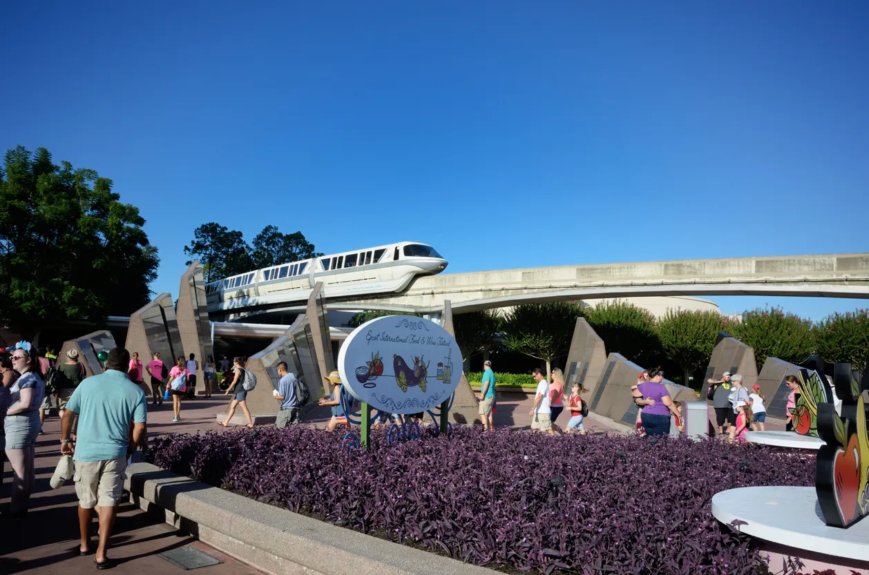 Le monorail qui circule à Epcot, Orlando, durant le  International Food and Wine Festival   © iStock / sshepard
