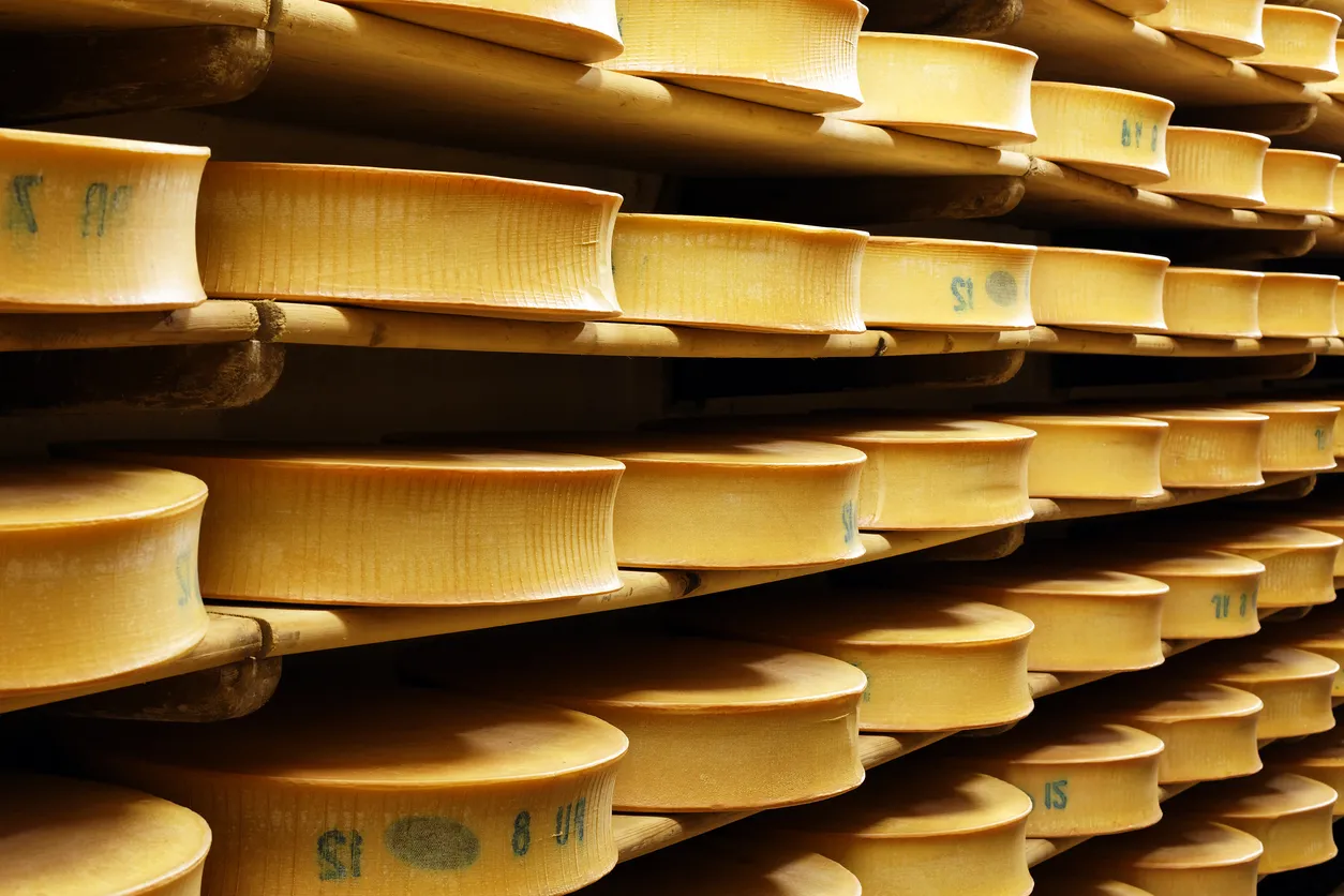 Une "fruitière" (fromagerie) dans les Alpes française © iStock / vwalakte