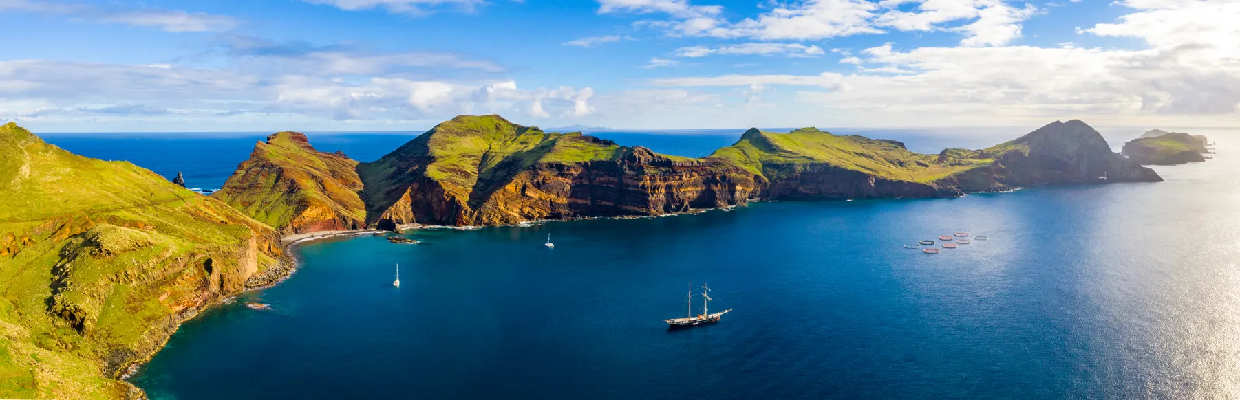 La plage sauvage et les falaises de Ponta de Sao Lourenço, la pointe oriental de l'île de Madère.  © iStock / Ingus Kruklitis