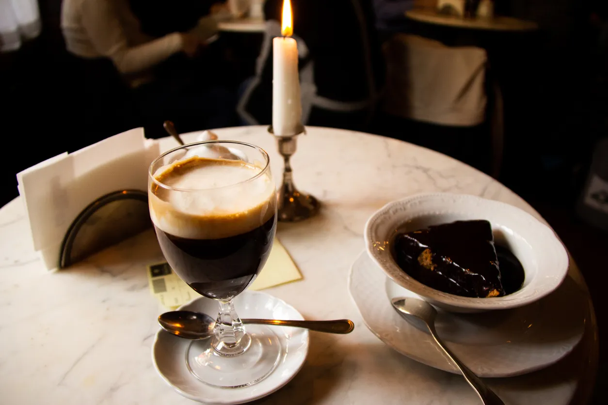 Une coupe de bicerin, accompagné ici d'un gâteau aux amandes nappé de chocolat ©  iStock / Julie Maksimova