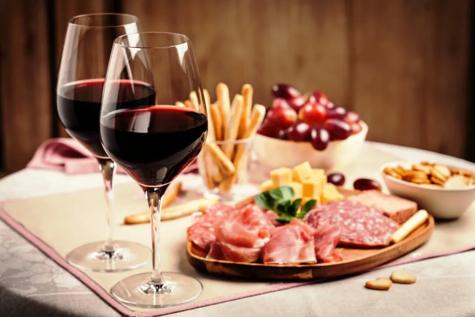 Un verre de Beaujolais nouveau - Photos © iStock-Natalia Van Doninck