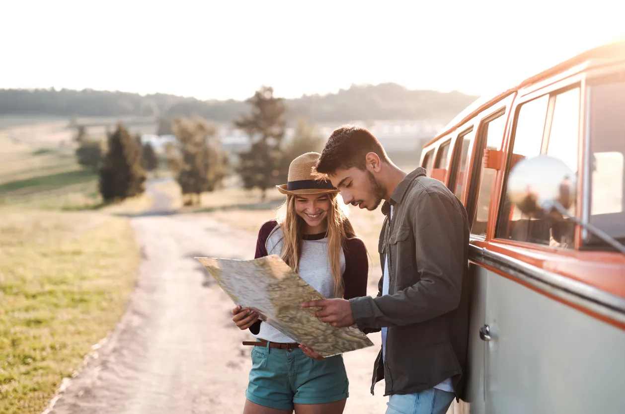 La carte routière en papier, toujours utile pour avoir la vue d'ensemble et planifier ses déplacements.  © iStock / Halfpoint
