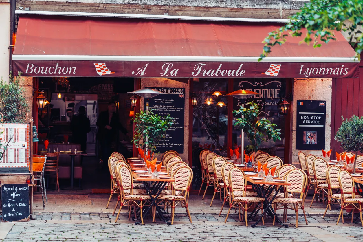 Le bouchon lyonnais "À la Traboule" © iStock / diignat