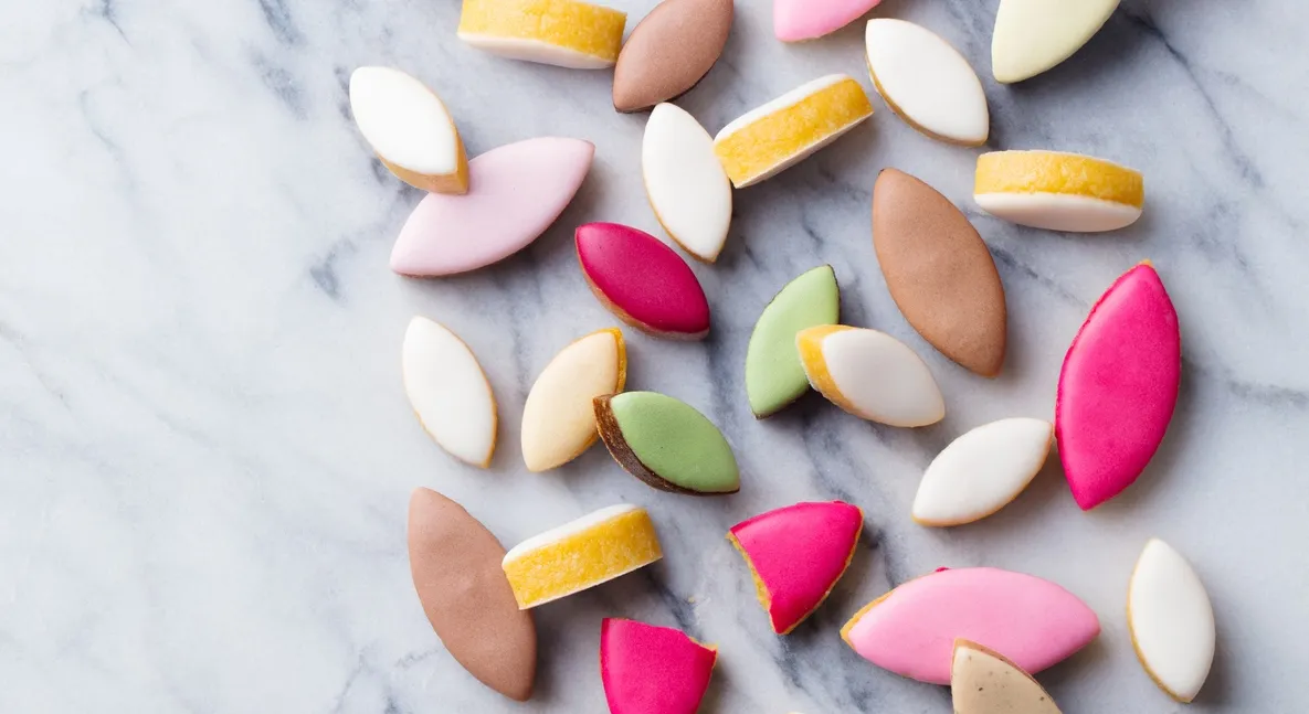 Assortiment de calissons, ces bonbons traditionnels de Provence.  © iStock / AnnaPustynnikova