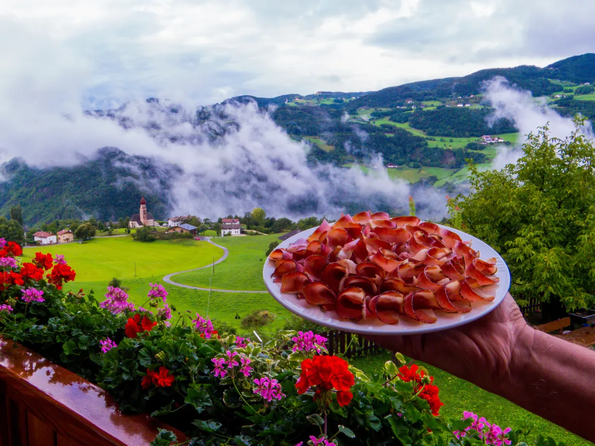 Plateau de speck, Sant'Osvaldlo, Castelrotto, Trentino-Alto-Adige
© iStock/Diego Fiore