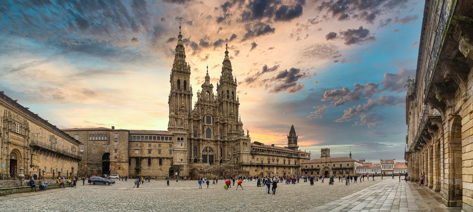 La sublime cathédrale de Saint-Jacques-de-Compostelle - photo © iStock-francisco crusat