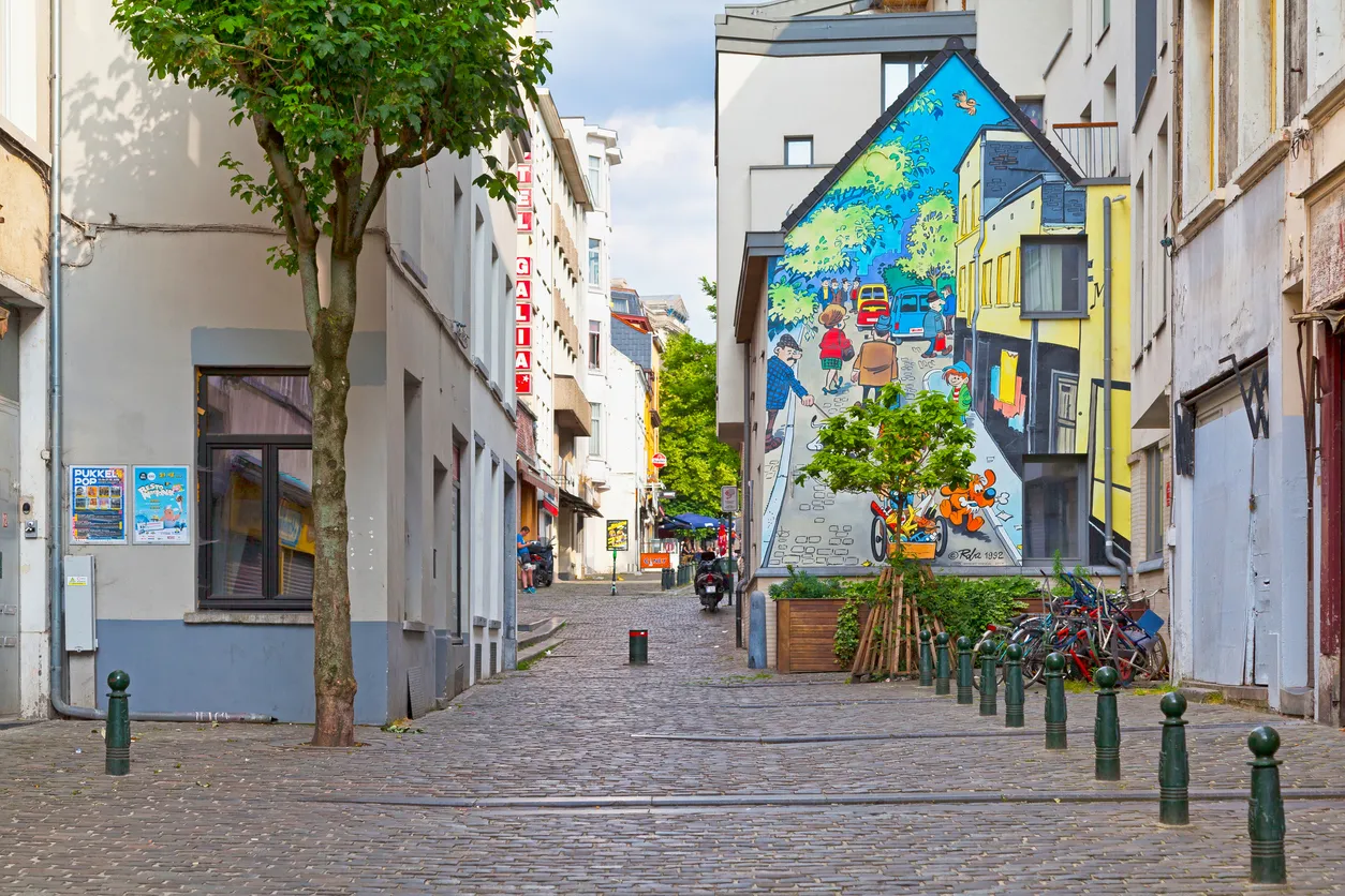 Boule et Bill créé par le dessinateur bruxellois © Jean Roba dans le magazine Spirou en 1959. Fresque par Art Mural sur la rue du Chevreuil à Bruxelles. photo iStock / Gwengoat