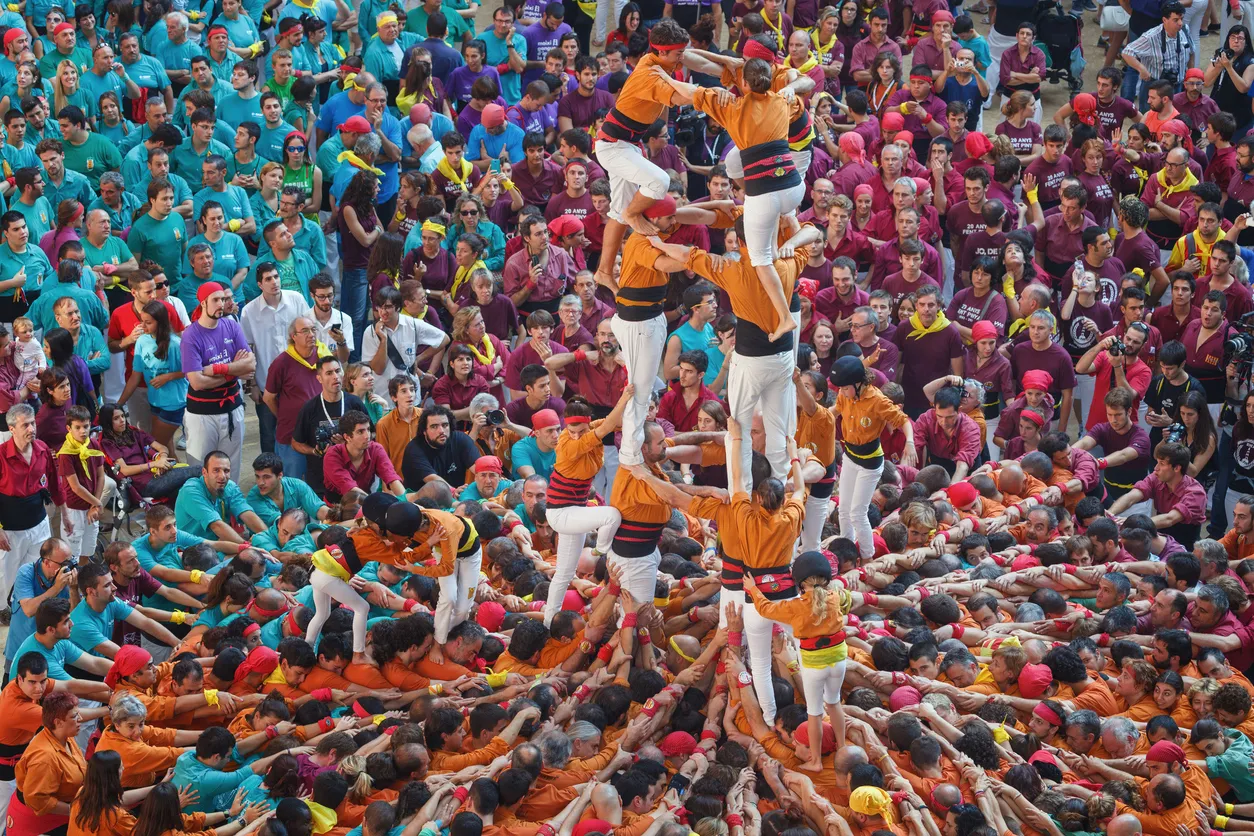 Castell catalan, une pyramide humaine à Tarragona, en Catalogne © iStock / jarcosa