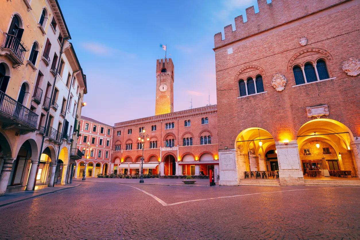 Trévise dans le Veneto en Italie du nord: l'atmosphère de Venise, sans les foules - RudyBalasko/ istock