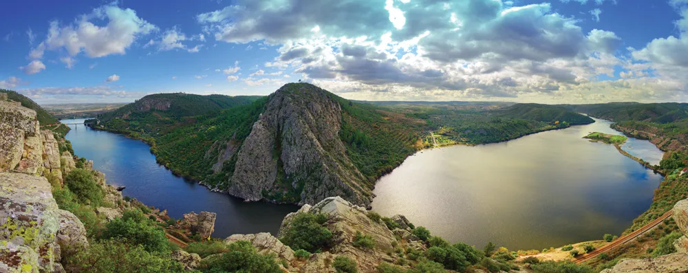 Portas de Ródão, uen formation géologique formée par le Tage près de Castelo Branco, dans la région centre du Portugal.
©iStockphoto.com/digitalg  
