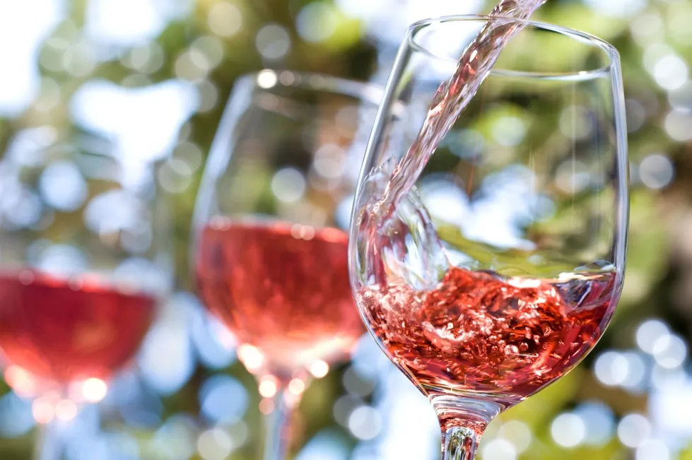 Verre de vin rosé - photo © iStock-MarkSwallow