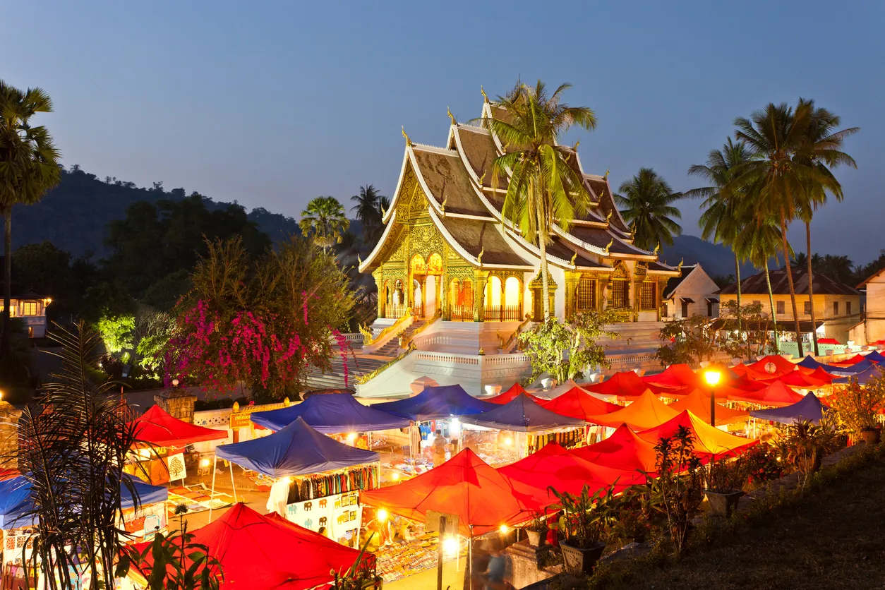 Le marché de nuit et le temple Wat May Souvannapoumaram à Luang Prabang  ©  iStock / traveler1116