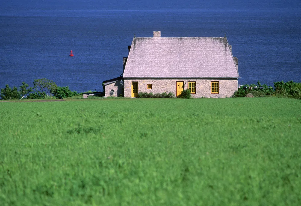 Maison en pierre sur l’île d’Orléans | © PhilAugustavo