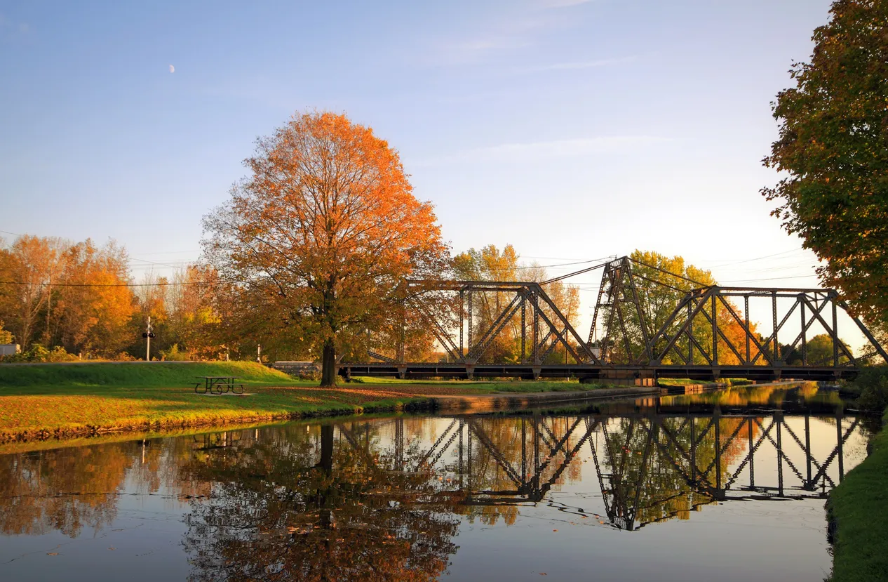 Pont ferroviaire qui chevauche la voie navigable Trent-Severn à Peterborough © iStock/Orchidpoet