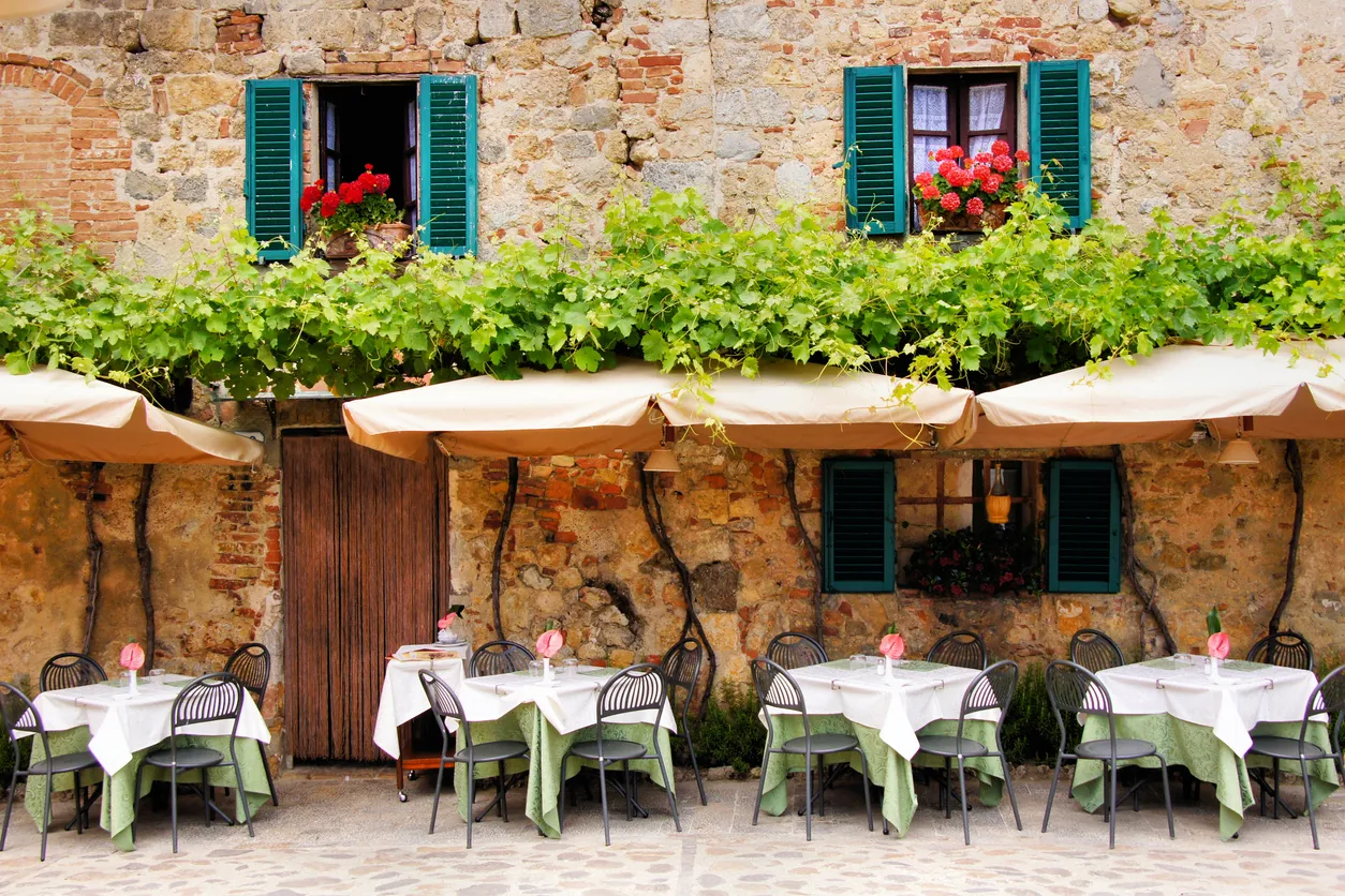 Restaurant dans une vieille maison en pierres de Toscane
© istock/jenifoto