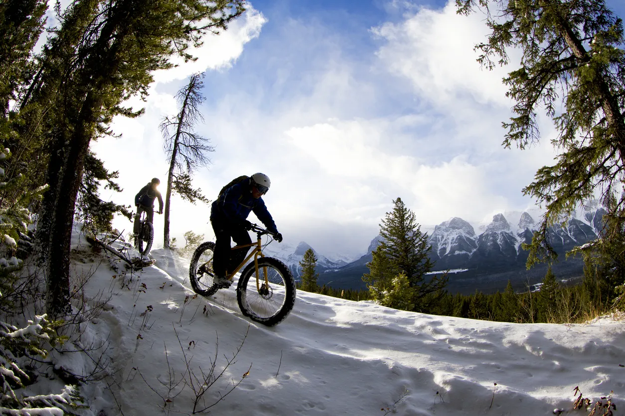 Les joies d'une randonnée en "fatbike" en Alberta © iStock / GibsonPictures