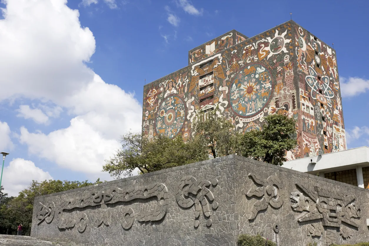Bibliothèque de la Universidad Nacional Autónoma de México © iStock / abalcazar