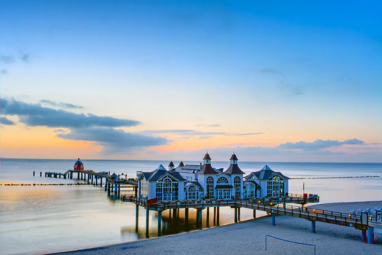 La jetée de Sellin sur l'île de Rügen en Allemagne ©  iStock / elxeneize