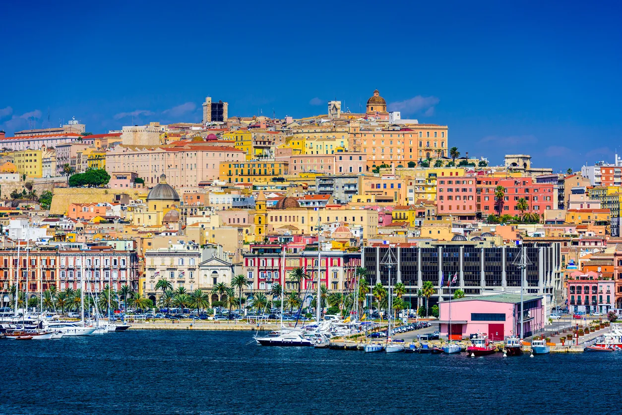 Cagliari, capitale de la Sardaigne, Italie, où il ne pleut que 24 jours du 1er novembre au 31 mars, selon les moyennes historiques enregistrées © iStock / SeanPavonePhoto