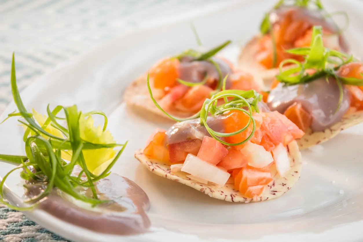 Ceviche de saumon servie sur chips de taro avec poi et oignon.  © iStock / IslandLeigh