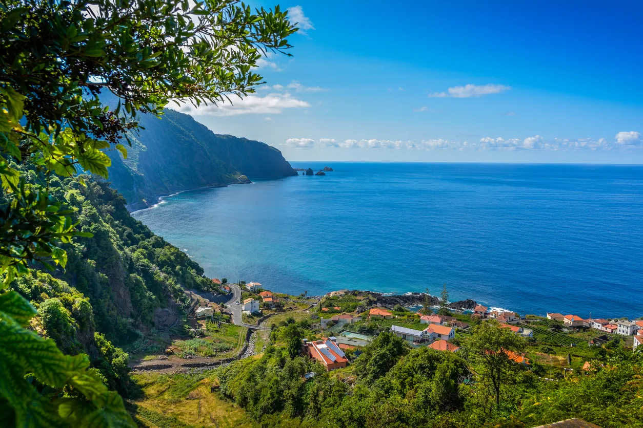 Vue depuis Seixal vers la Ribeira da Janela et Porto Moniz sur la côte nord rugueuse de l'île de Madère. © iStock / aqualuso