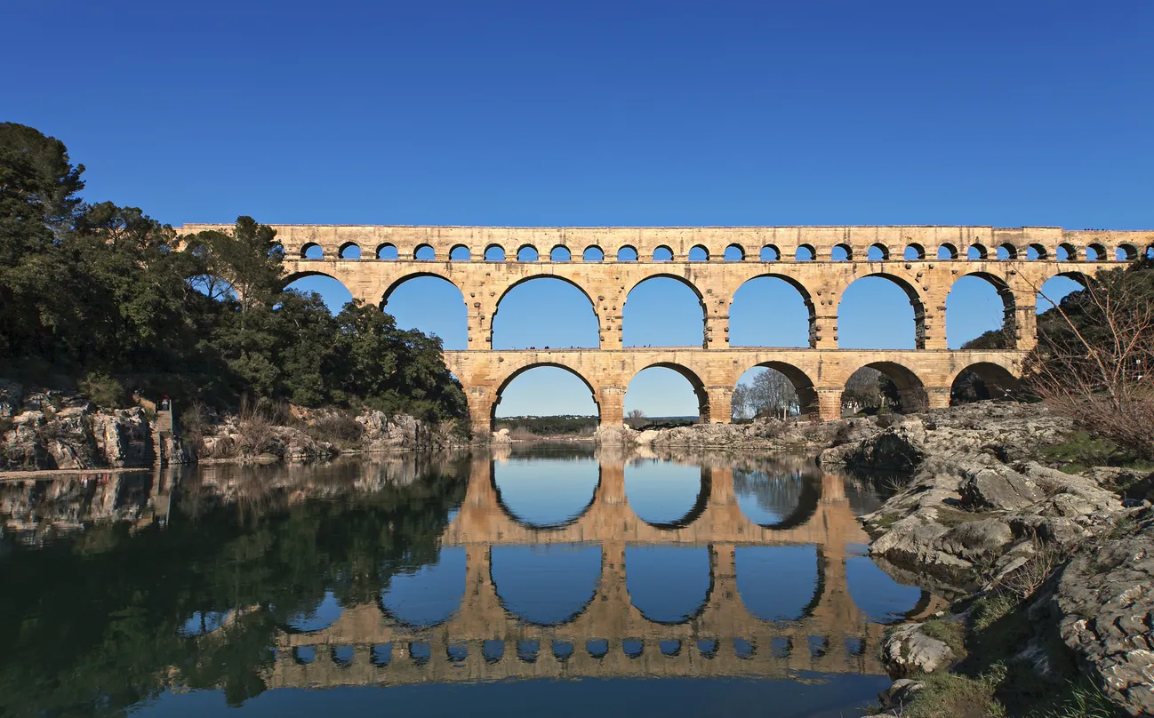 Le pont du Gard, qui supporte un aqueduc, entre Uzès et Remoulins, près 
de Nîmes © iStock / aronaze