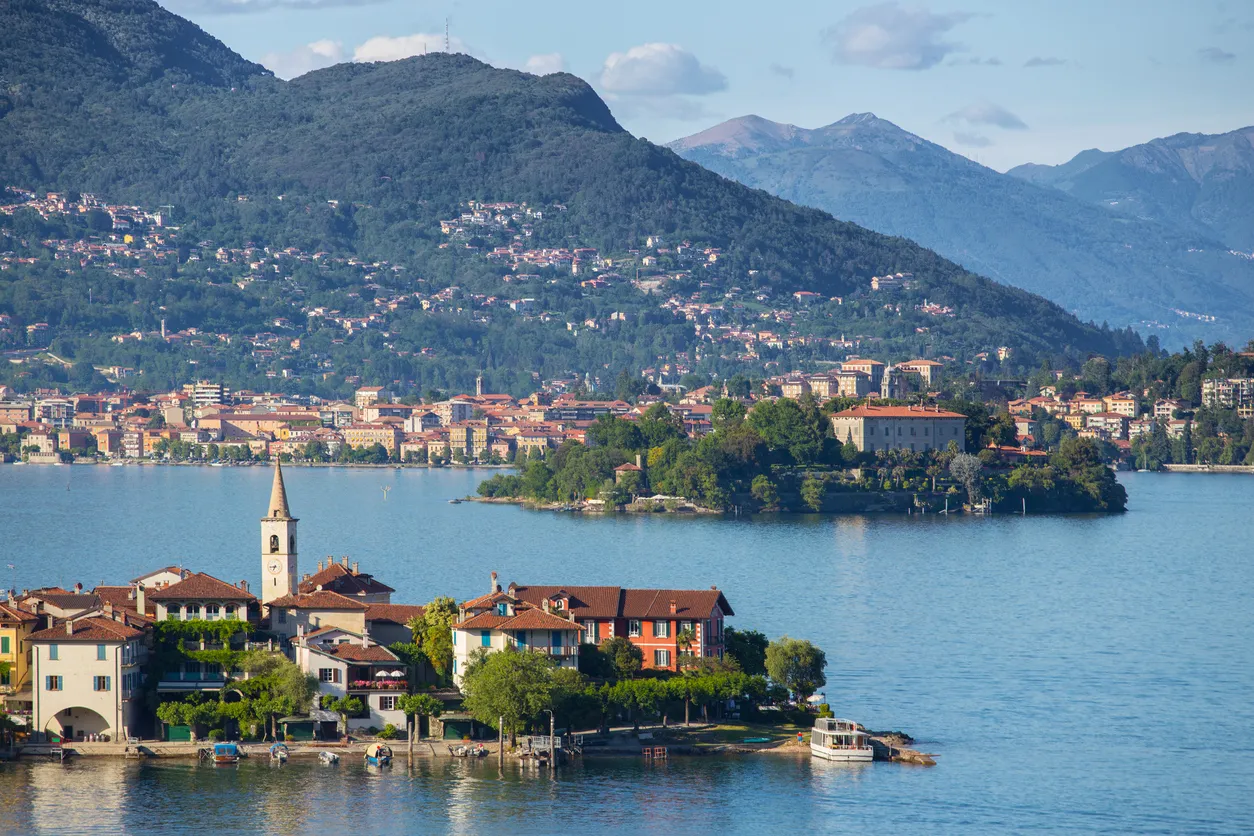 Les îles Borromées sur le lac Majeur, au nombre de cinq, dont trois se visitent.  ©  iStock / azgek